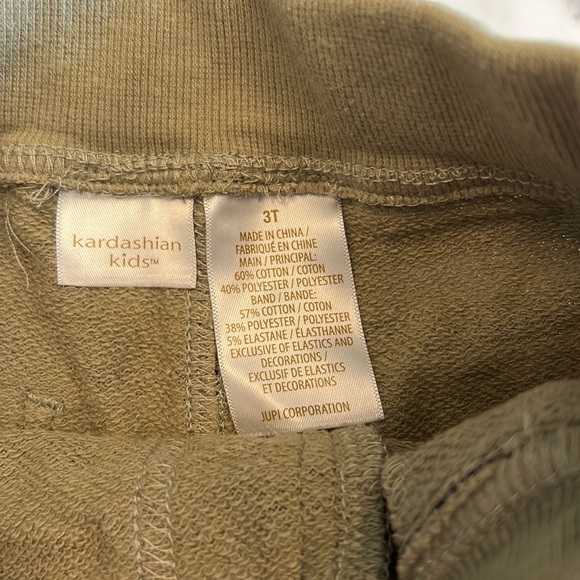 Kardashian short - Picture 2 of 3